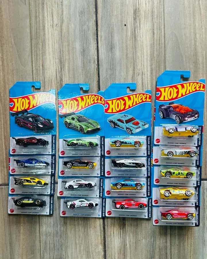 Exhibidor con carritos Hot Wheels originales en sus empaques
