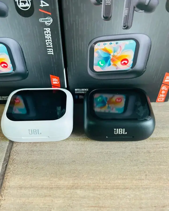 Dos parlantes JBL con pantalla a color, blanco y negro