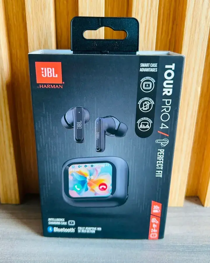 Caja de los audífonos JBL Tour Pro 4 con estuche de pantalla táctil