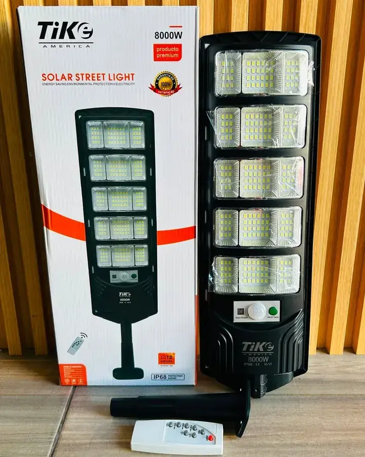 Lámpara solar de 8.000 W con su caja y control remoto