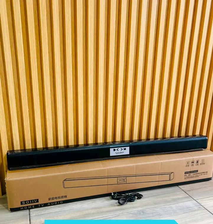 Barra de sonido de 80 centímetros junto a su caja, en el local