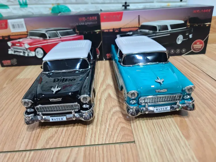 Dos bocinas Bluetooth con forma de carro clásico, una negra y una celeste
