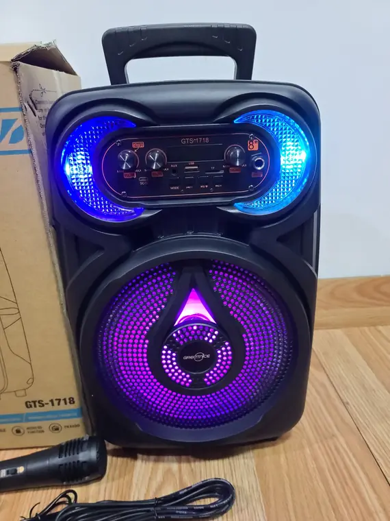 Bocina Bluetooth GTS-1718 con luces RGB encendidas