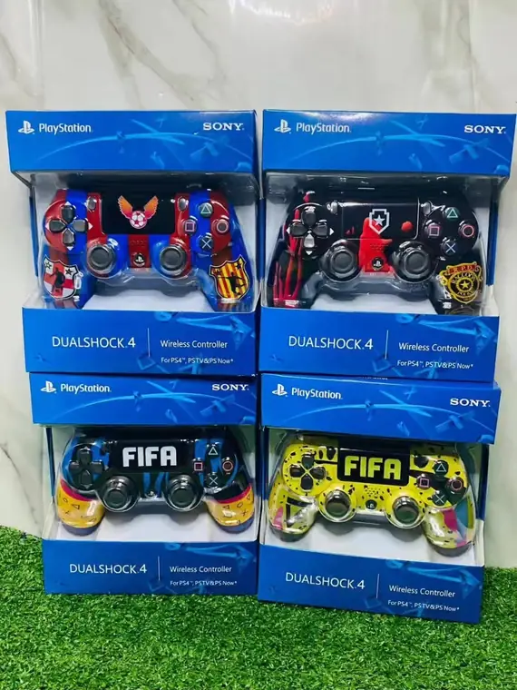 Seis controles inalámbricos DualShock 4 para PlayStation 4 en sus empaques